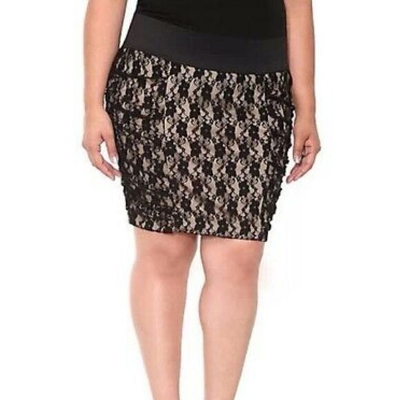 Torrid Floral Pencil Skirt. Tan & Black 28#023 - Picture 1 of 12